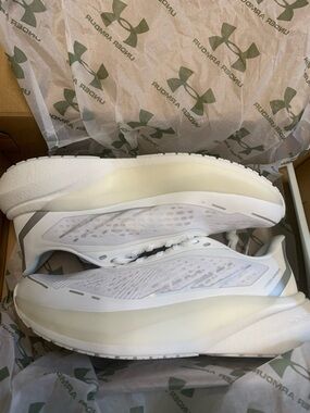 Under Armor Velociti Distance. Brand new men’s size 10